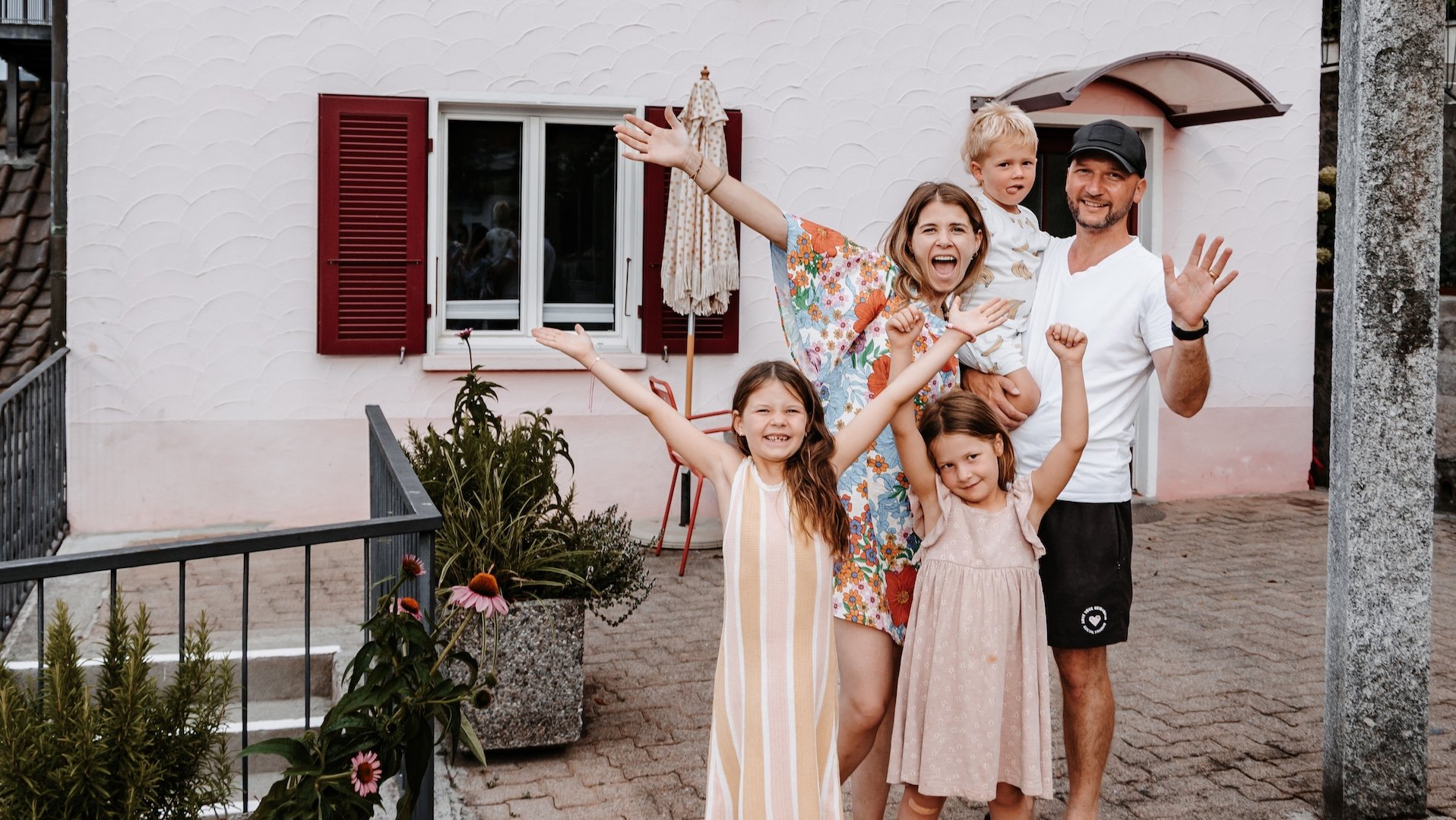 Julia und Devon Martin - Header 4